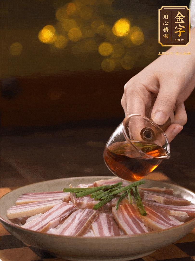 把切好的咸肉，均勻的鋪在蘿卜絲的四周頂部放少許蔥段 淋上少許料酒，放入鍋中 大火蒸二十分鐘