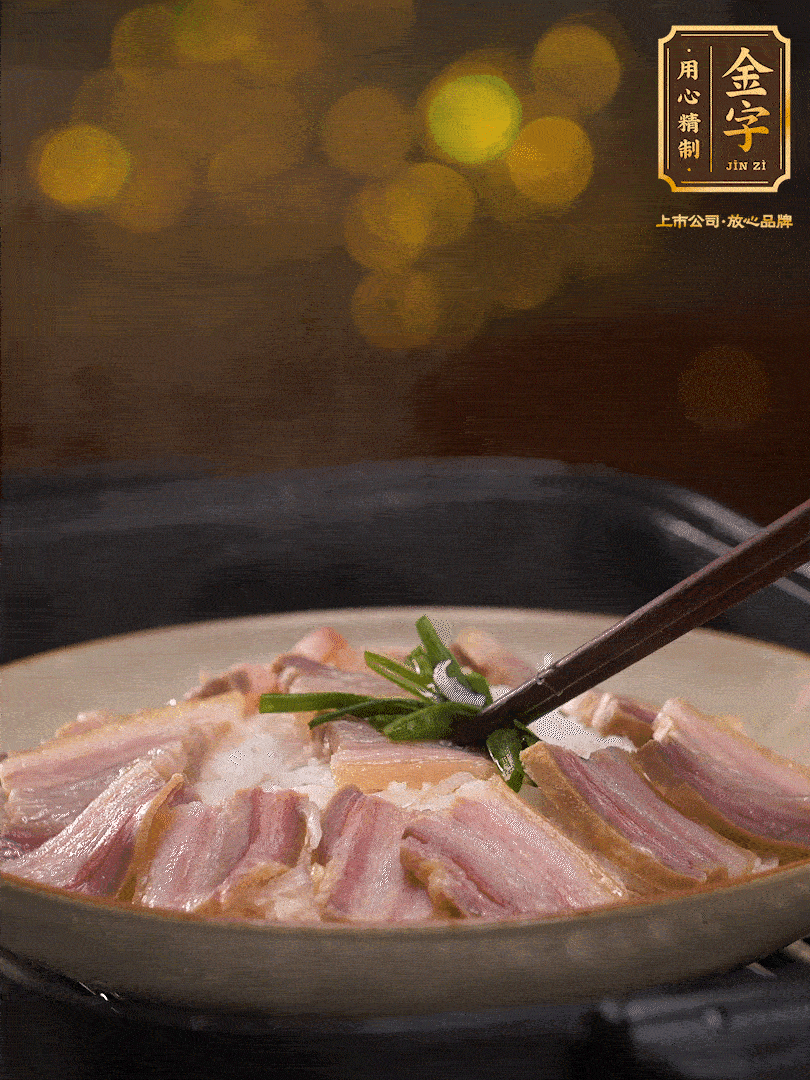 二十分鐘后關(guān)火，去除頂部的蔥段，最后撒上少許的蔥末，就完成了