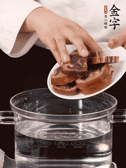 準(zhǔn)備食材。做金銀蹄有2個(gè)關(guān)鍵點(diǎn)：食材上火腿當(dāng)然得選足年發(fā)酵的金字火腿，新鮮豬爪最好選前腳、大小適宜的。