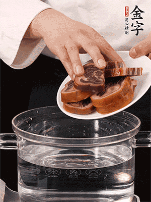 一包200g的金字火腿蹄片恰好搭配一個(gè)新鮮豬爪（豬腳）。都先加蔥姜、料酒焯水一遍，把血水清除后燉出來(lái)才能更清澈不油膩。