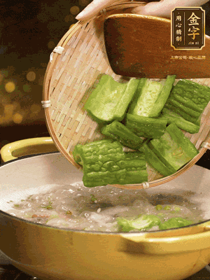 倒入熱水，和泡開的綠豆（連水）和火腿片，大火燒開燉一個小時