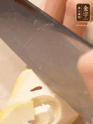 春筍切成滾刀塊，焯水去除澀味