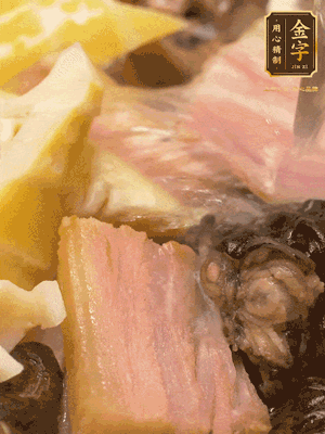 倒入滾燙的熱水，燉煮20分鐘，湯濃汁白