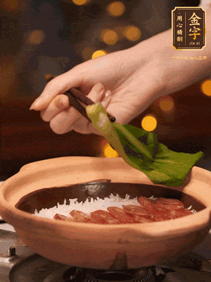 開蓋，碼上香腸和焯好水的青菜