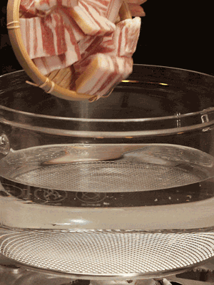 排骨、咸肉，一起下入鍋中，加入蔥，姜，料酒，倒入清水焯水清洗干凈