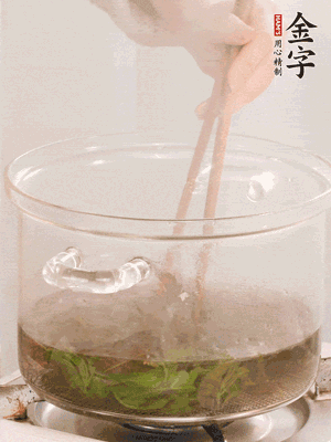 香椿焯水，變色后撈出，切成小段