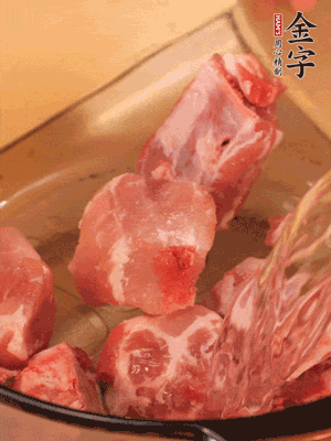 排骨冷水下鍋，加料酒、姜片，煮開綽水