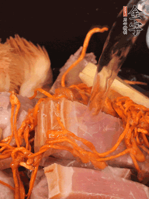 將所有食材一起倒進(jìn)鍋中，加水沒過食材，燉煮30分鐘即可