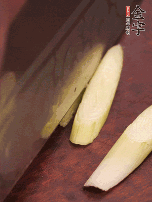 蒜白切小段，辣椒斜切圈