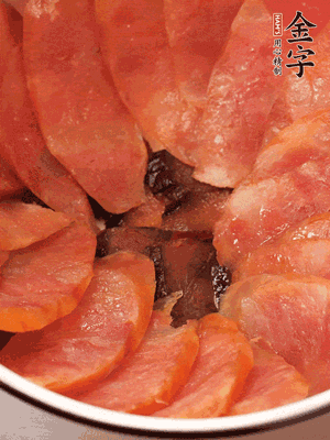 深碗涂抹豬油，頂端鋪枸杞，間隔鋪上香腸、醬油肉片