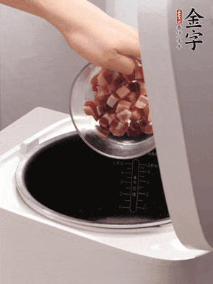 鍋中倒入豬油，油熱后炒熟上海青，給倒少許鹽調(diào)味