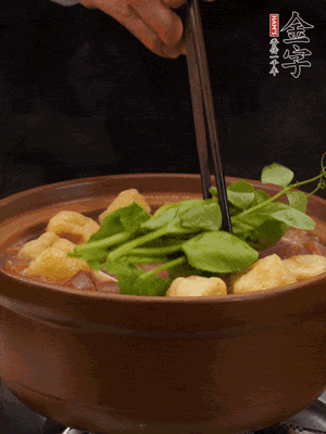 加筒骨煲的經(jīng)典配菜：金字土香腸、油豆腐、千張蓋上蓋子燜一會(huì)兒，耐心等候10分鐘。