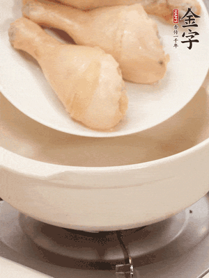 雞腿、火腿、干貝、蒜頭放入砂鍋內(nèi)燉1小時(shí)