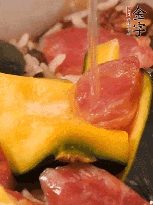 倒入溫開水，水量高出米面一個(gè)指節(jié)。