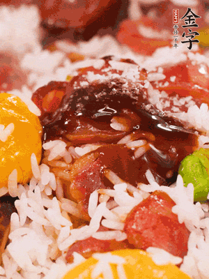 調(diào)醬汁，把蠔油：生抽：老抽：香油按1:2:1:0.5的比例。