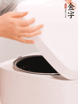 泡發(fā)香菇的水和調(diào)好的醬汁混合在一起，倒入電飯煲中，煮飯。