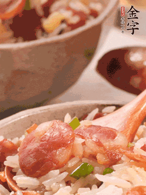 開蓋后，沿鍋邊淋2大勺花生油，大火烤出鍋巴。輕輕翻拌一下，撒點蔥花。