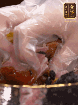 排骨洗凈后（蠔油、生抽、老抽、鹽、糖、淀粉、豆豉、蒜蓉、姜絲）腌制30分鐘