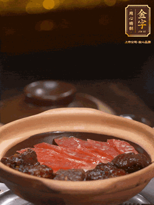 鋪上臘腸和排骨，鍋邊淋一圈油，小火煲10分鐘