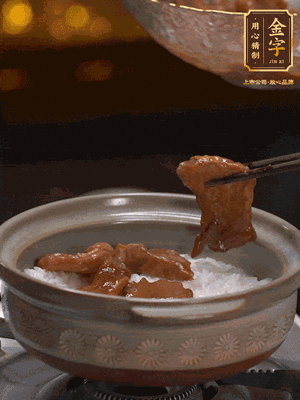 鋪上牛肉，鍋邊淋油在燜5分鐘