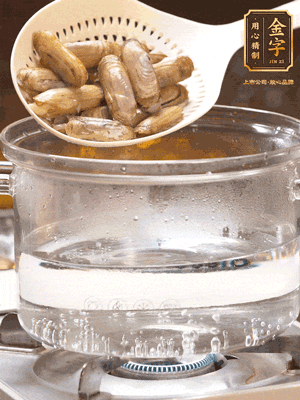 煮一鍋沸水，下蟶子汆燙30秒，撈出浸入冰水，取出蟶子肉