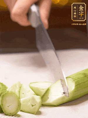 絲瓜去皮，切滾刀塊