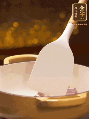 油溫7成熱，下蒜末、咸肉略微煸炒，再下絲瓜