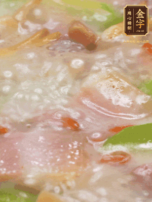 最后下蟶子，一點(diǎn)白胡椒調(diào)味，煮到白色湯汁出來(lái)。撒點(diǎn)枸杞點(diǎn)綴