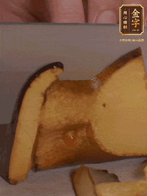 2個牛肝菌切丁，1個牛肝菌切片；金字香腸1根切丁，1根切片