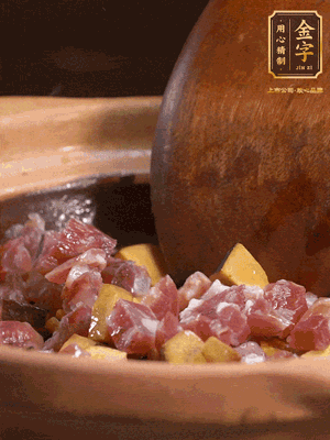 熱油下蒜片，倒入香腸丁、牛肝菌丁翻炒出香味