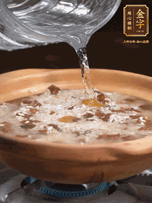 再倒入泡了30分鐘的大米翻拌均勻，加水稍微沒過（米水比例1:1），中火燜煮，到冒大泡，大致5分鐘