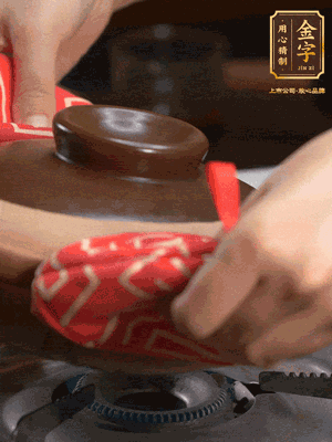 中火調(diào)成小火，鋪上香腸蓋蓋燜5分鐘。不斷轉(zhuǎn)動瓦煲，讓側(cè)壁的飯形成飯焦