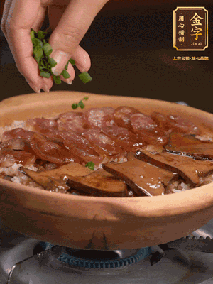 最后鋪上牛肝菌，爭分奪秒地倒上醬汁，撒點小蔥花