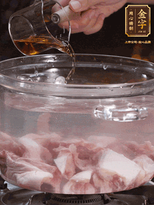 老鴨切塊，鍋里水煮開，鴨肉加姜片、料酒焯水