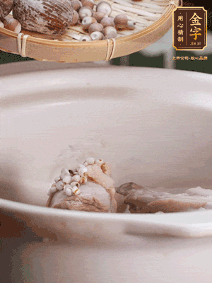 焯好水洗凈的鴨肉、薏米、芡實(shí)、蜜棗+適量水煲1小時(shí)