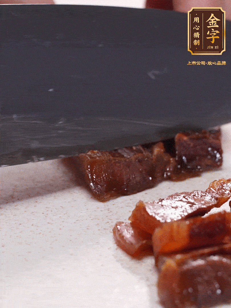 金字臘肉水煮10分鐘，切片