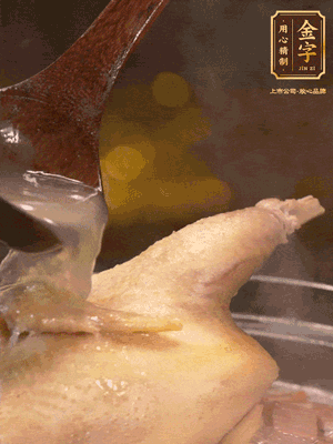 大火燒開后，撇去浮沫。轉(zhuǎn)小火燉2個(gè)小時(shí)