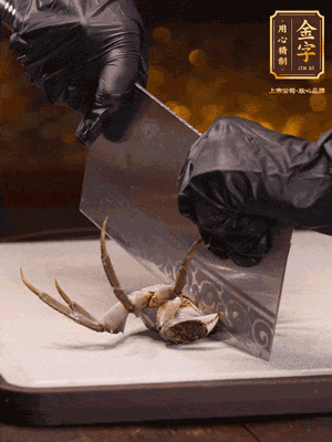 用刷子刷干凈六月黃，一斬二。把蟹蓋、蟹胃拿出來。