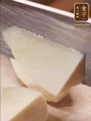 茭白去殼，底部一層老皮刨掉，切成滾刀塊