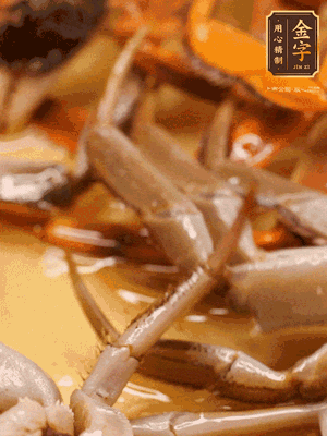 鍋中少油，螃蟹下到鍋中煎一煎