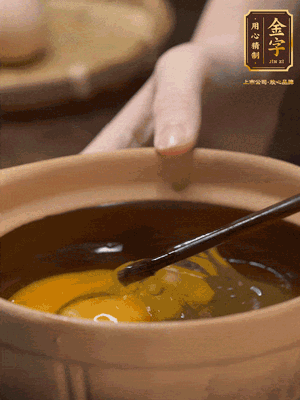 雞蛋打入砂鍋，充分打勻，1.5倍的溫水加一勺鹽，倒入蛋液中，攪拌均勻后用勺子舀去表面浮沫