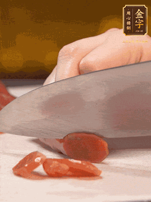 臘腸下水煮10分鐘，切薄片