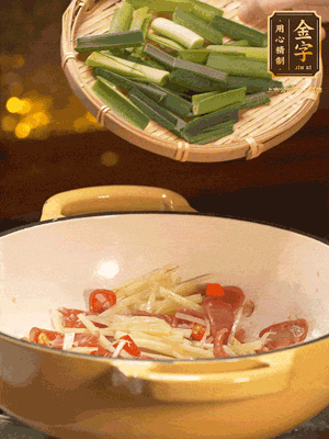 接著放蒜葉，來一點鹽，一點醬油調(diào)味翻勻