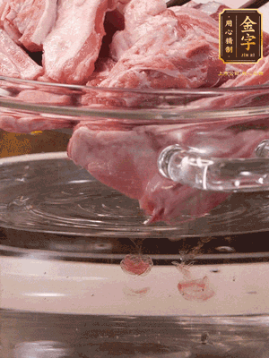 羊排清水洗凈，冷水浸泡30分鐘-2個小時，去除血沫。冷水下鍋，小火加熱析出血水后洗凈備用