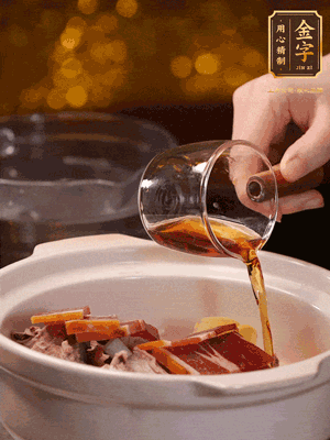 羊排、火腿、姜片一起入砂鍋，大火煮到沸騰