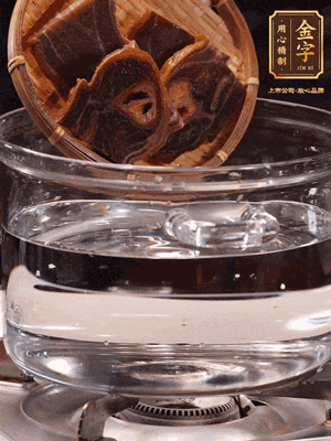 火腿蹄片，冷水下鍋，加蔥姜、料酒焯水