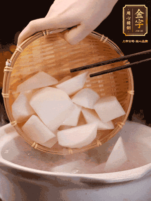 大火煮開后，轉(zhuǎn)中小火燉40分鐘，挑出蔥結(jié)，再下蘿卜燉20分鐘