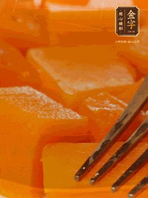 南瓜去皮，一半切塊備用，一半切塊蒸熟，碾成泥