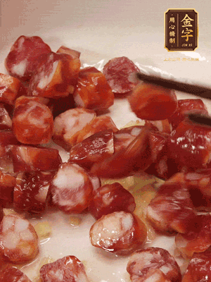 砂鍋熱油，下姜絲、香腸煸香