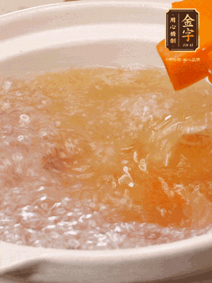 倒入開水、南瓜塊、南瓜泥中火煮5分鐘